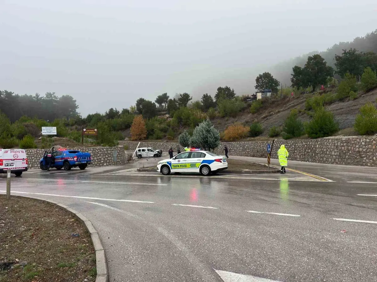 Çanakkale'de yağışlı havada kontrolden çıkan hafif ticari araç takla attı: 1 yaralı 3