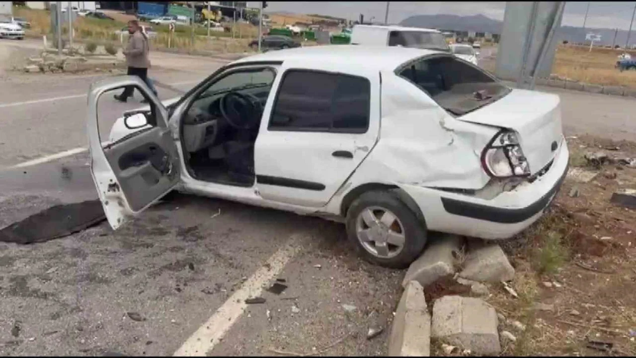ADIYAMAN’IN KAHTA İLÇESİNDE İKİ OTOMOBİLİN KAFA KAFAYA ÇARPIŞMASI SONUCU MEYDANA GELEN KAZADA 5...