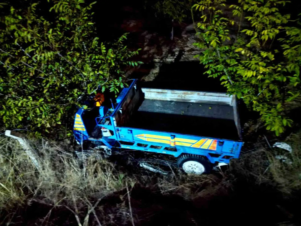 Afyonkarahisar'da otomobil patpata çarptı: 3 metreden tarlaya savrulan araçtaki 4 kişi yaralandı 4