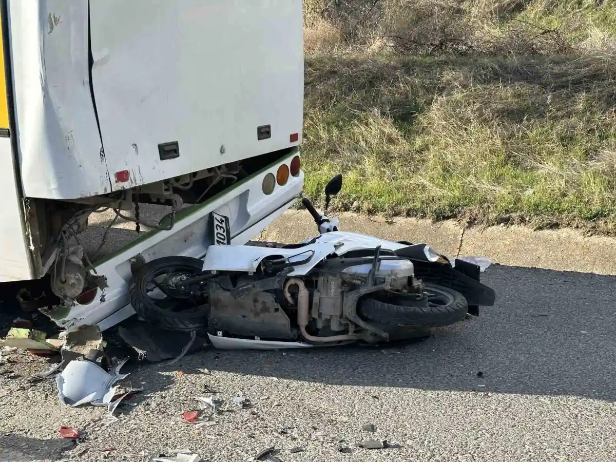 Uşak'ta motosiklet halk otobüsüne çarptı: 1 ölü, 1 ağır yaralı 3