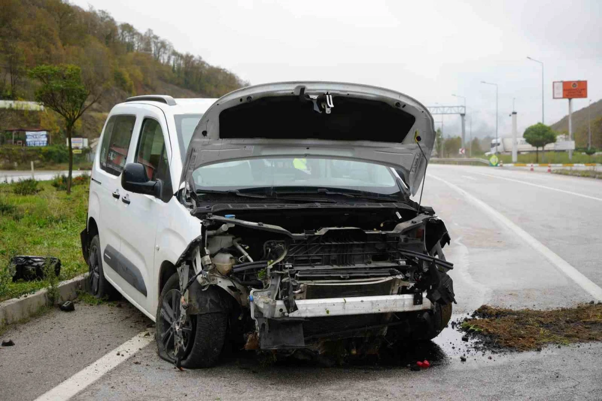 Samsun'da yağış nedeniyle kontrolden çıkan araç refüje çıktı: 3 yaralı 4