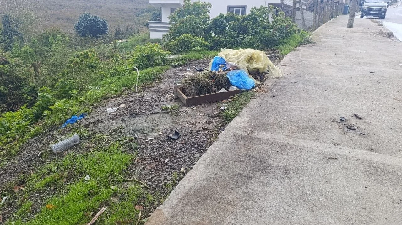 SAKARYA’NIN KARASU İLÇESİNDE OTOMOBİL İLE ÜÇ TEKERLEKLİ ELEKTİRİKLİ MOTOSİKLETİN ÇARPIŞTIĞI...