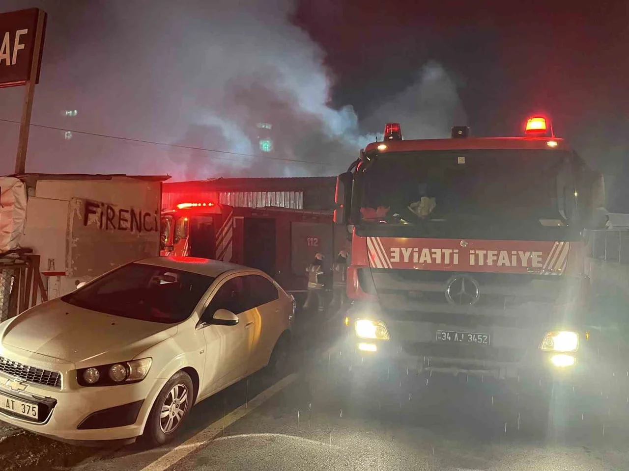 ESENYURT’TA TEK KATLI TEKSTİL ÜZERİNE İŞ YERİNDE YANGIN ÇIKTI. YANGIN İTFAİYE EKİPLERİNCE...