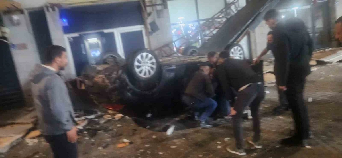 Kayseri'de kontrolden çıkan otomobil 50 metrelik kayalıklardan dükkanların üzerine uçtu 1