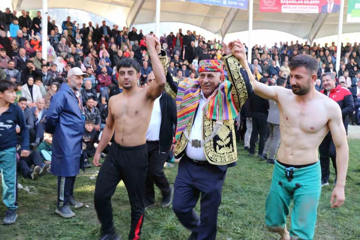 Erzurum'da düzenlenen 103. Geleneksel Uzundere Cumhuriyet Karakucak Güreşleri'nde başpehlivan belli oldu 1