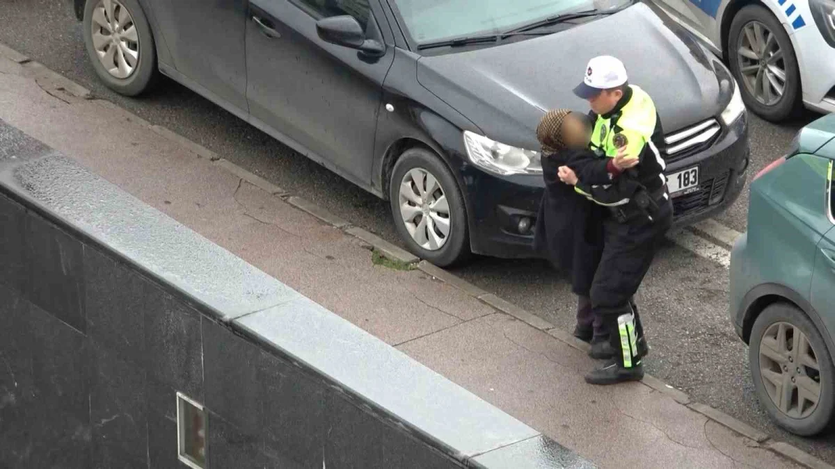 Samsun'da trafik kazasında yaralanan kadını yağmurdan koruyan polisin duyarlılığı 1