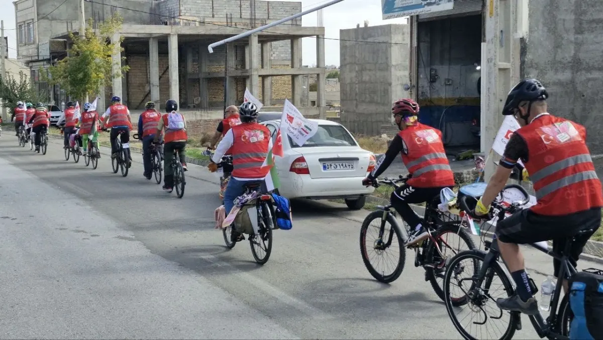 Bergamalı Emine Aktürk İran'daki çocuklar için 3 bin kilometre pedal çevirdi 3