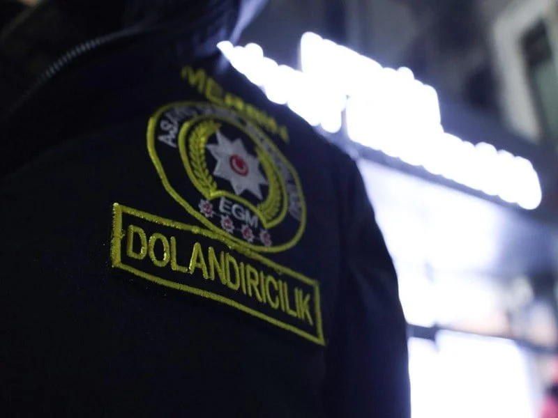 MERSİN'DE BİR ŞAHIS 'ADINIZ TERÖR ÖRGÜTÜNE KARIŞTI' DENİLEREK 435 BİN TL DOLANDIRILIRKEN POLİSİN...