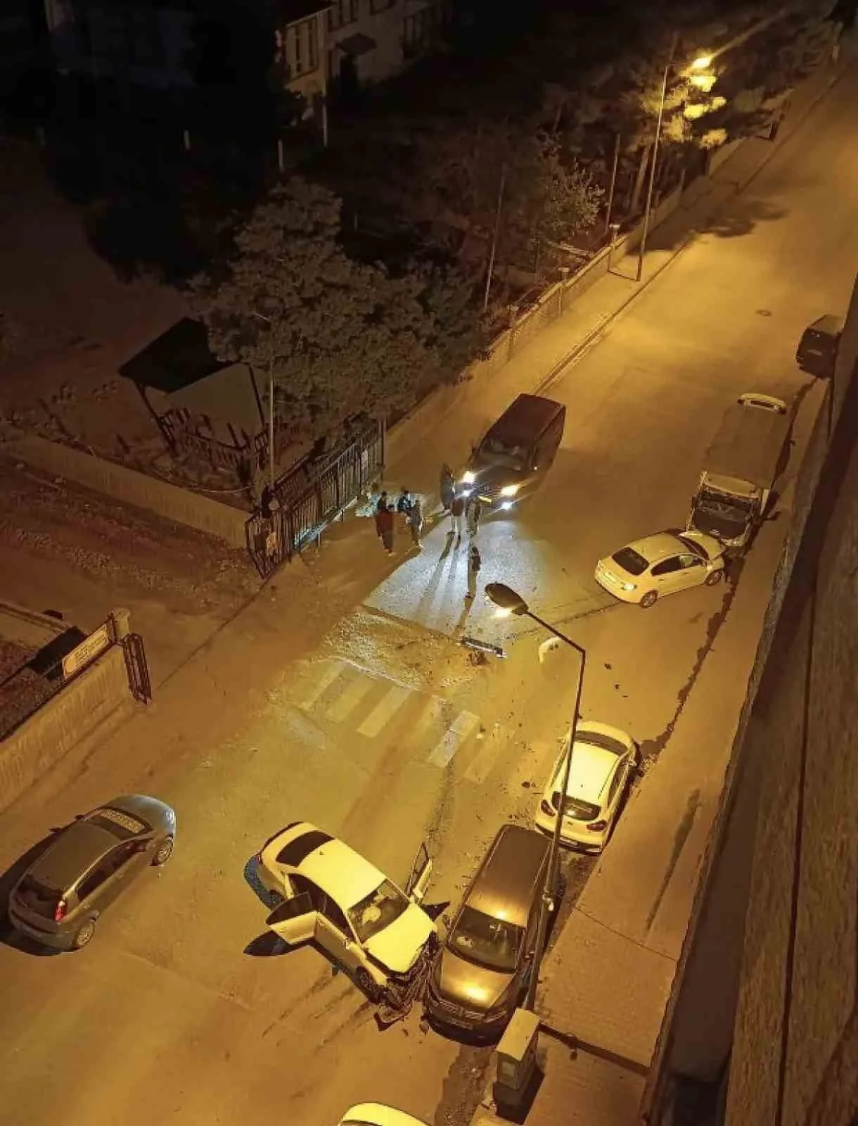 SİİRT'TE ÇARPIŞAN OTOMOBİLLER PARK HALİNDEKİ 2 ARACA DA ÇARPTI. KAZADA ARAÇLARDA MADDİ HASAR...