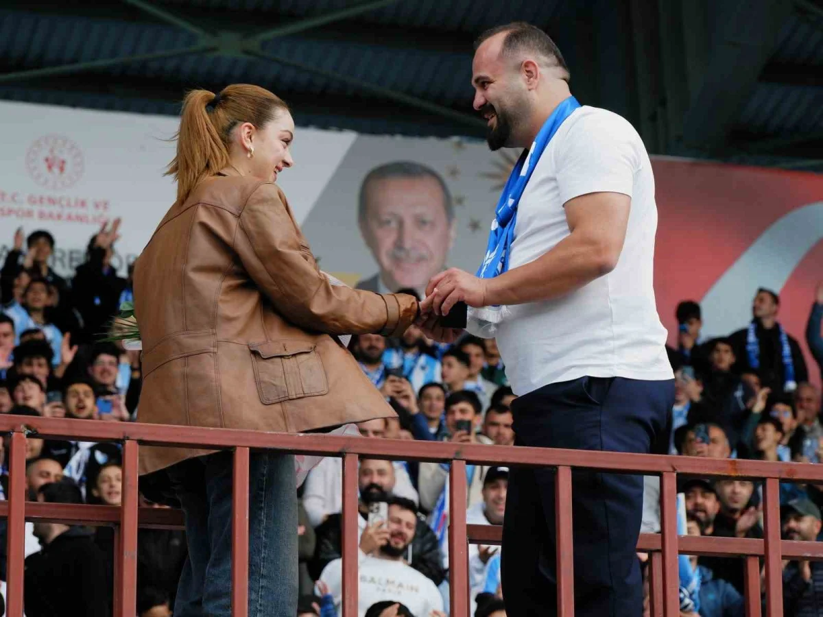 Stadyumdaki teklifin ardından kız istemeye 60 meşaleyle gitti 5
