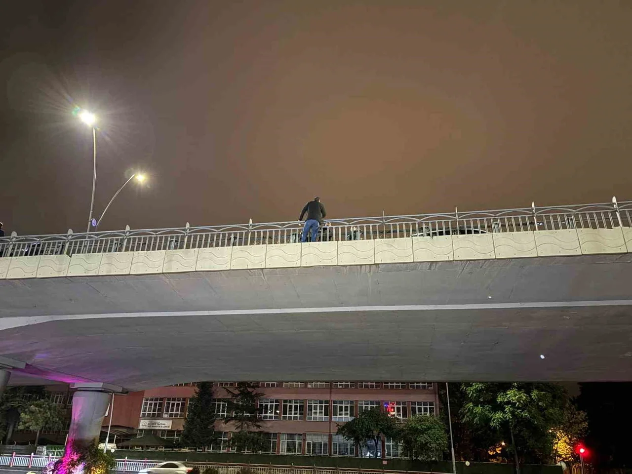 KAYSERİ’NİN KOCASİNAN İLÇESİNDE İNTİHAR ETMEK İÇİN KÖPRÜYE ÇIKAN, PSİKOLOJİK SORUNLARI OLDUĞU...