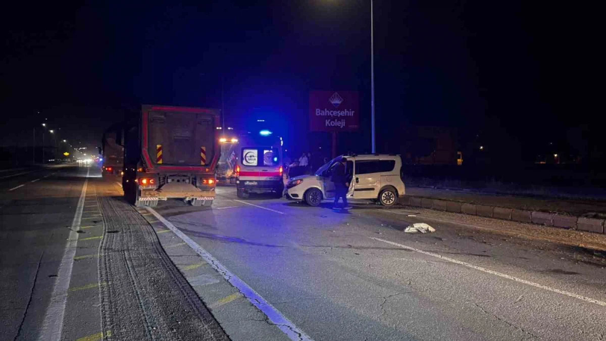 Muş'ta otomobil ile kepçe çarpıştı: 1 yaralı 3