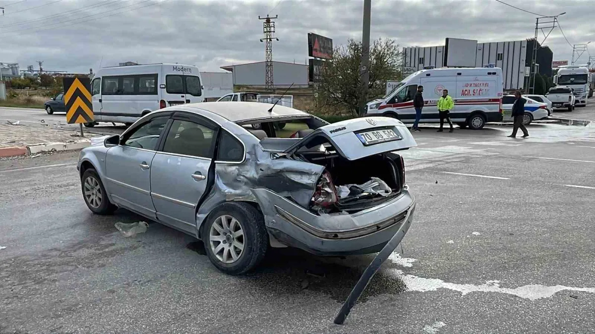 Karaman'da kavşakta minibüs ile otomobil çarpıştı: 1 yaralı 2