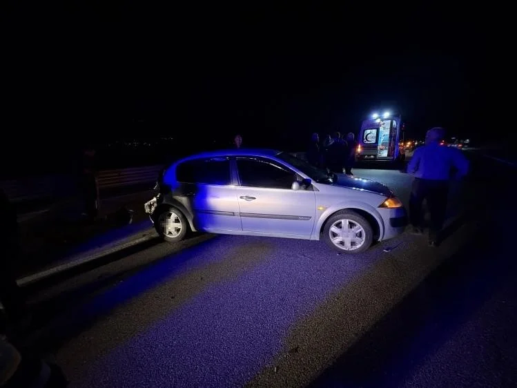 Kastamonu'da bariyerlere çarpıp otobüse savrulan otomobilde 2 kişi yaralandı 4