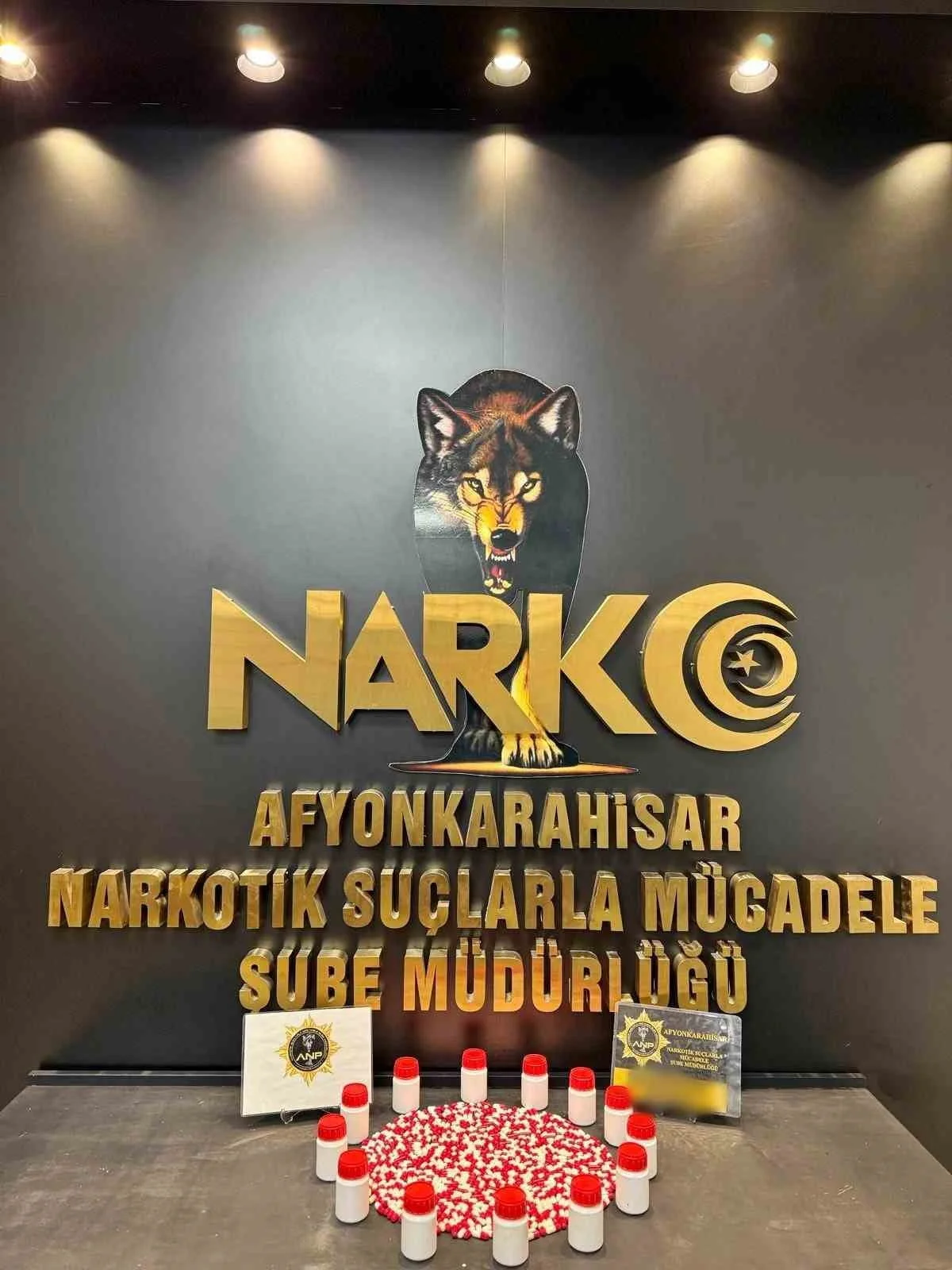 AFYONKARAHİSAR’DA ŞÜPHE ÜZERİNE DURDURULAN BİR ARAÇTA YAPILAN ARAMADA 594 ADET UYUŞTURUCU HAP ELE...