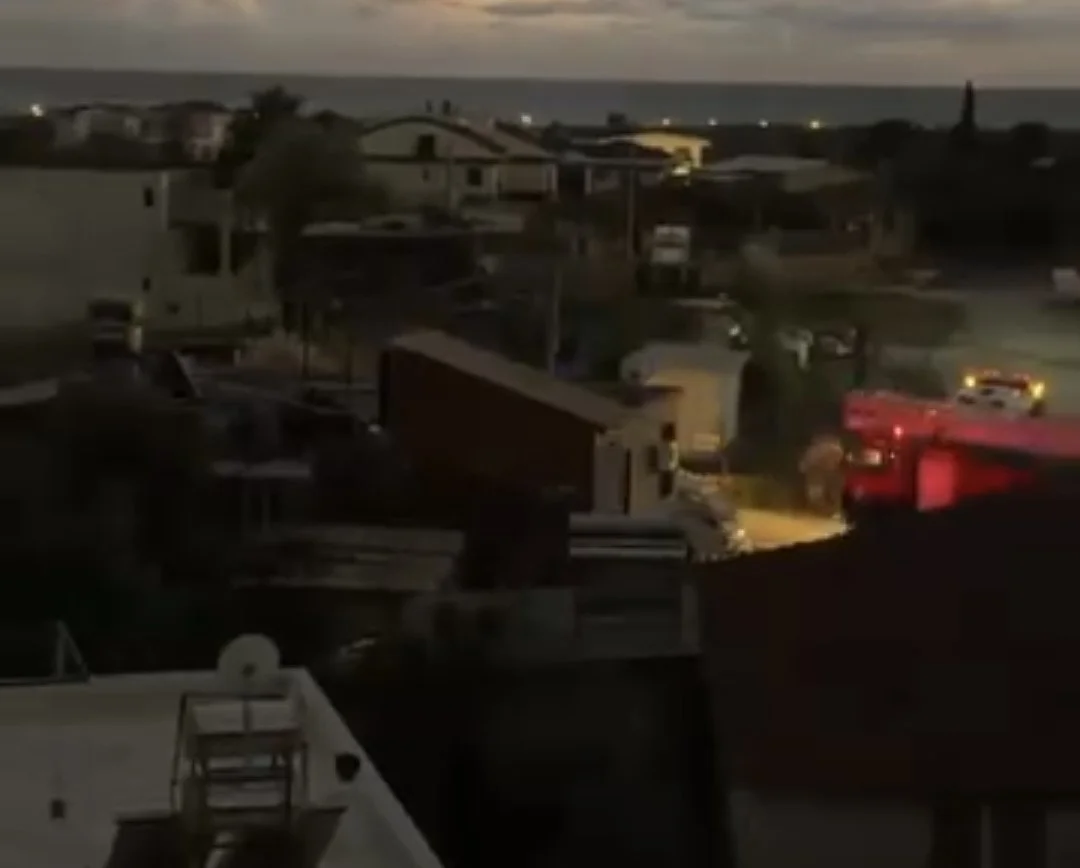 Antalya'da iki katlı evin çatısı alevlere teslim oldu 3