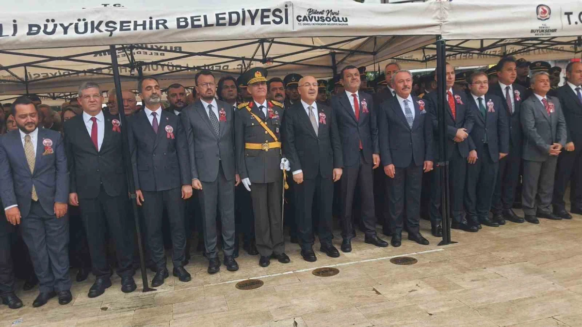 Denizli'de Cumhuriyet Bayramı kutlamaları çelenk sunumuyla başladı 3