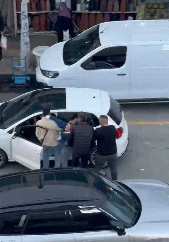 Sakarya'da dövüş antrenörü olduğunu belirten kadından sürücüye yumruklu saldırı 1