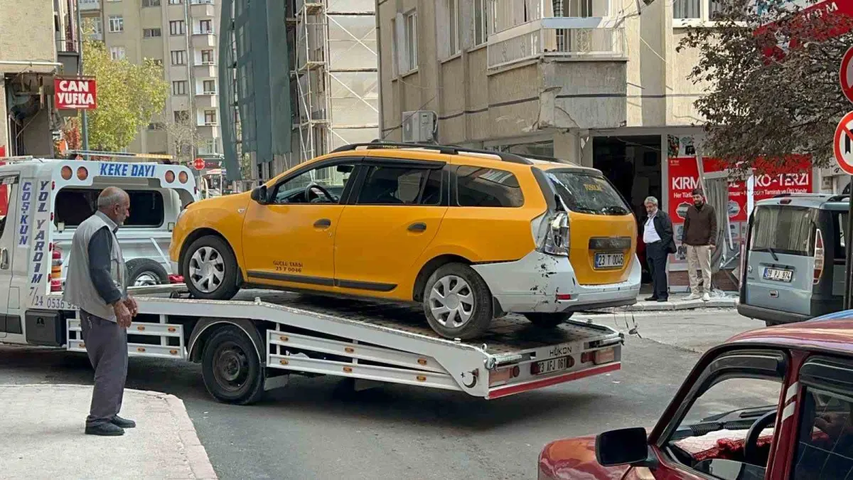 Elazığ'da minibüsle çarpışan taksi terzi dükkanına girdi: 1 yaralı 3