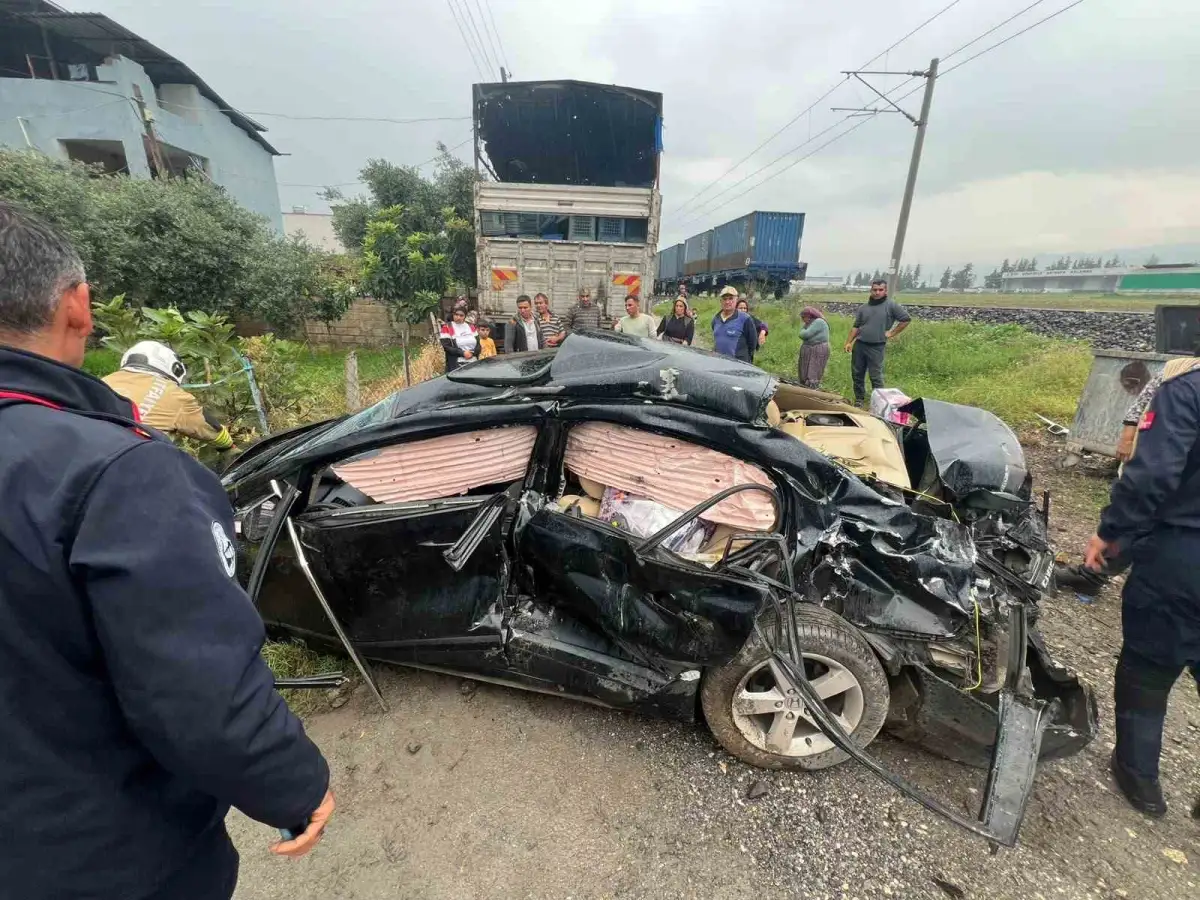 Hatay'da tren otomobile çarptı: 2 yaralı 4