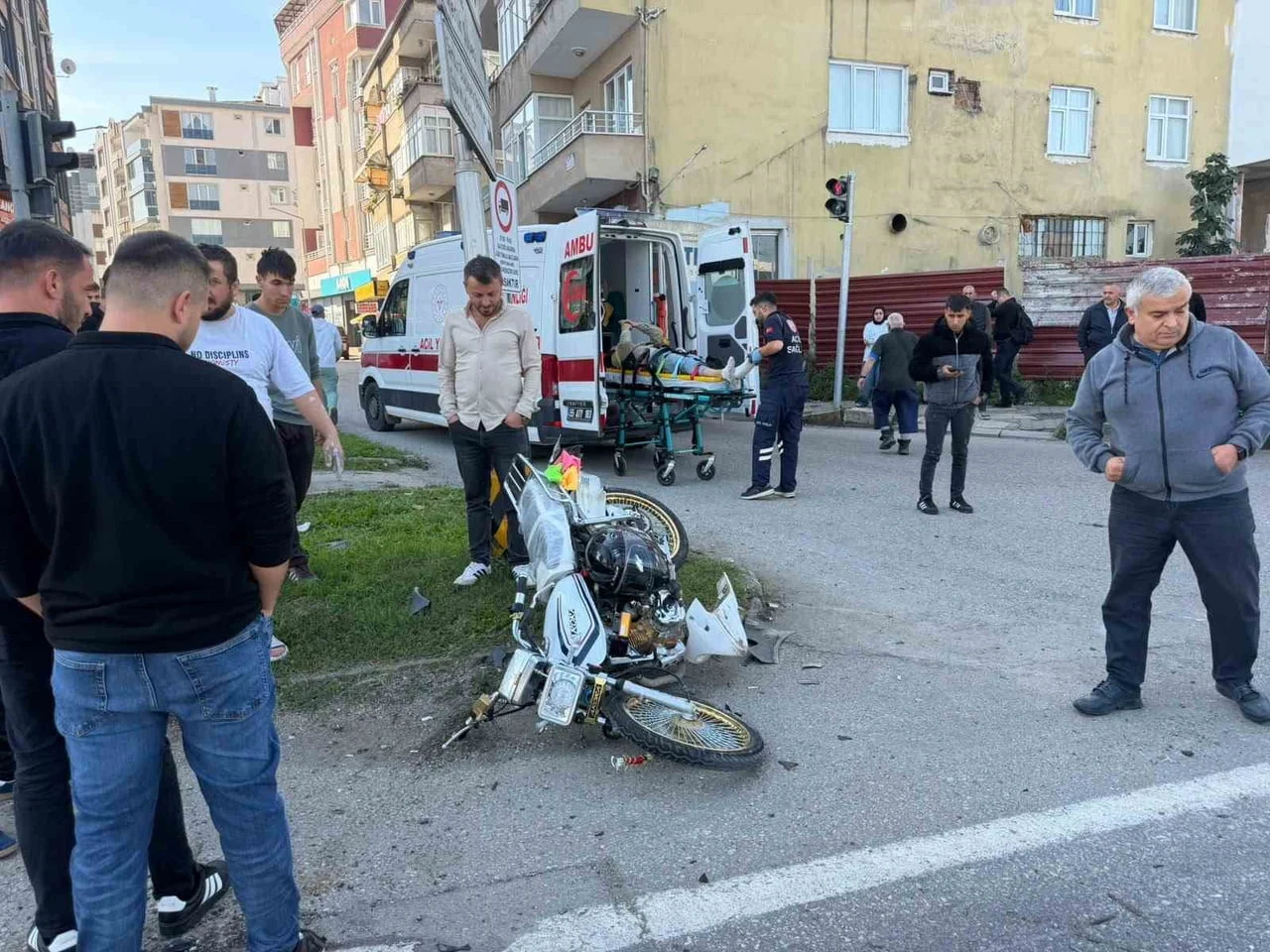 SAMSUN'UN ÇARŞAMBA İLÇESİNDE KIRMIZI IŞIK İHLALİ YAPTIĞI İDDİA EDİLEN MOTOSİKLET İLE OTOMOBİLİN...