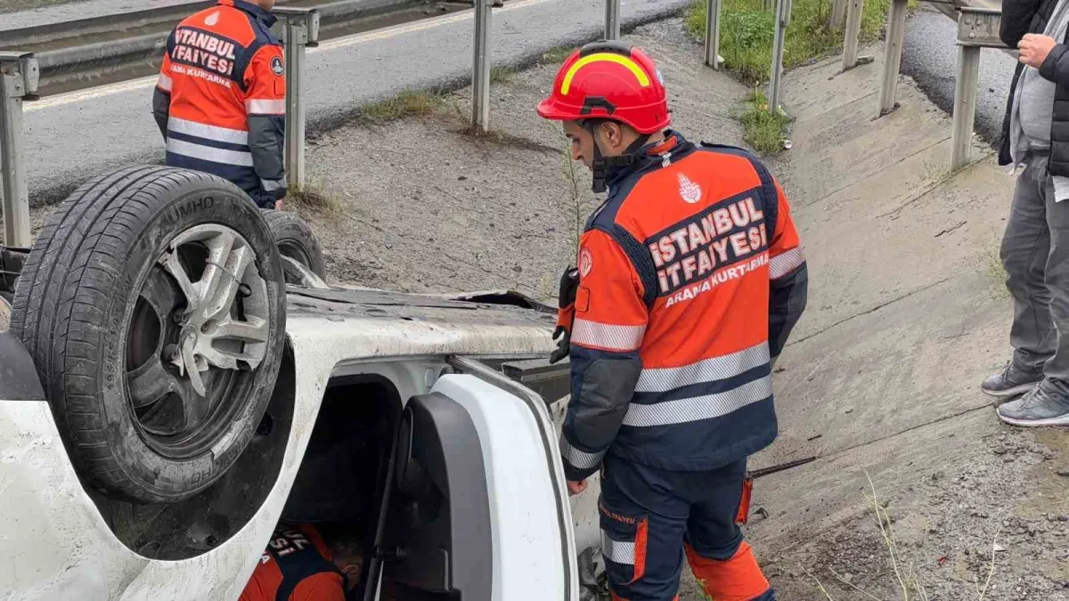 Eyüpsultan'da kontrolden çıkan otomobil taklalar atarak çayırlık alana savruldu 3