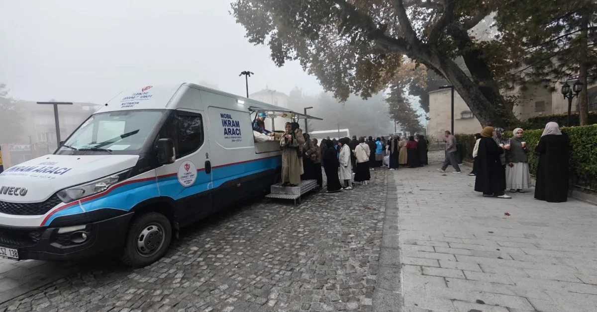 Kütahya'da tarihi Ulu Cami'de buluşan cemaat gençlerin hatimleri için dua etti 5
