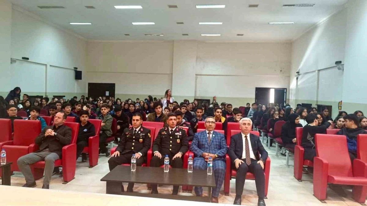 Elazığ'da şehit babası ve gaziler lise öğrencileriyle buluştu 2