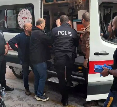 Kuşadası'nda elinde bıçaklarla koşan şahıs mağazada yakalandı 3