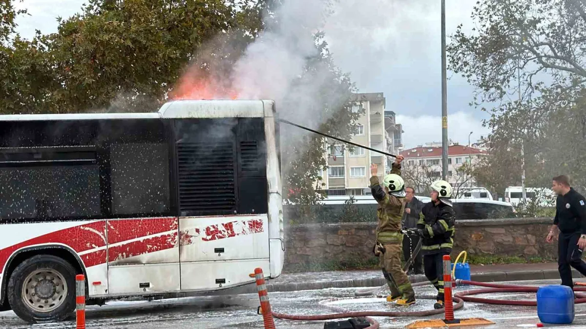Çanakkale'de seyir halindeki özel halk otobüsü alev alev yandı 1