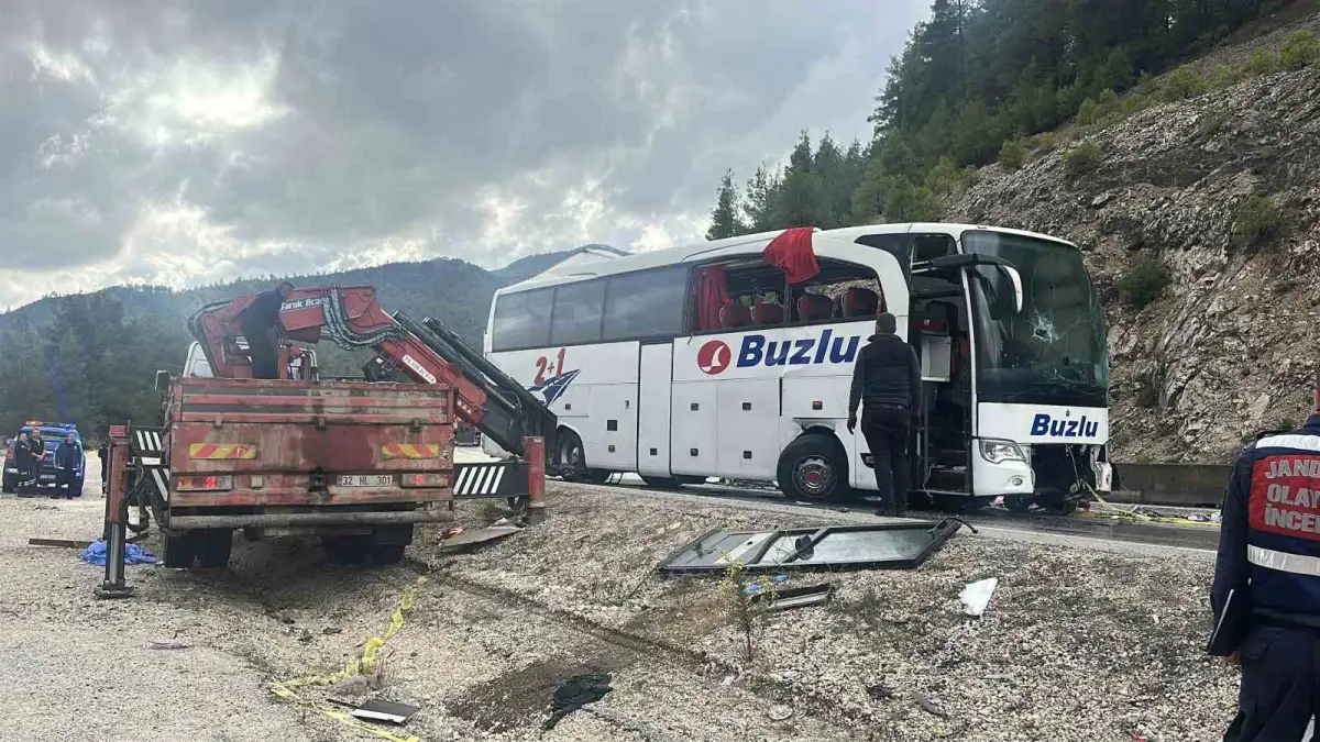 Burdur'da yolcu otobüsü devrildi: 1 ölü, 8 yaralı 3