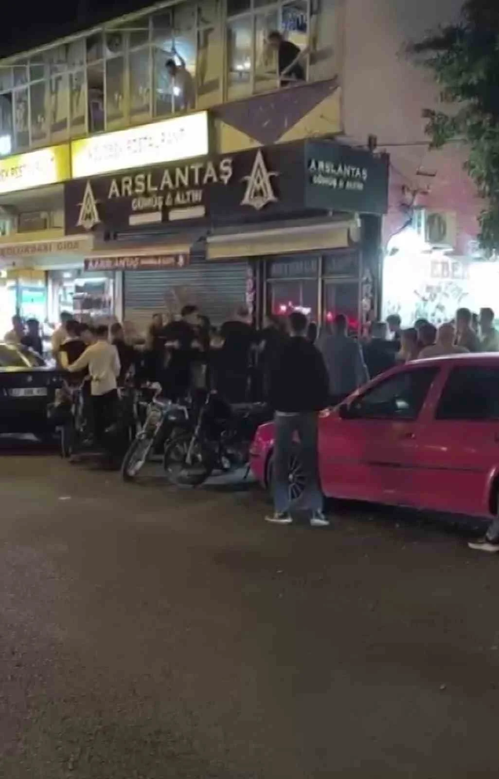 HATAY’DA NİŞAN TÖRENİ ESNASINDA ŞAHISLAR ARASINDA YAŞANAN SÖZLE TARTIŞMA PLASTİK SANDALYELERİN...