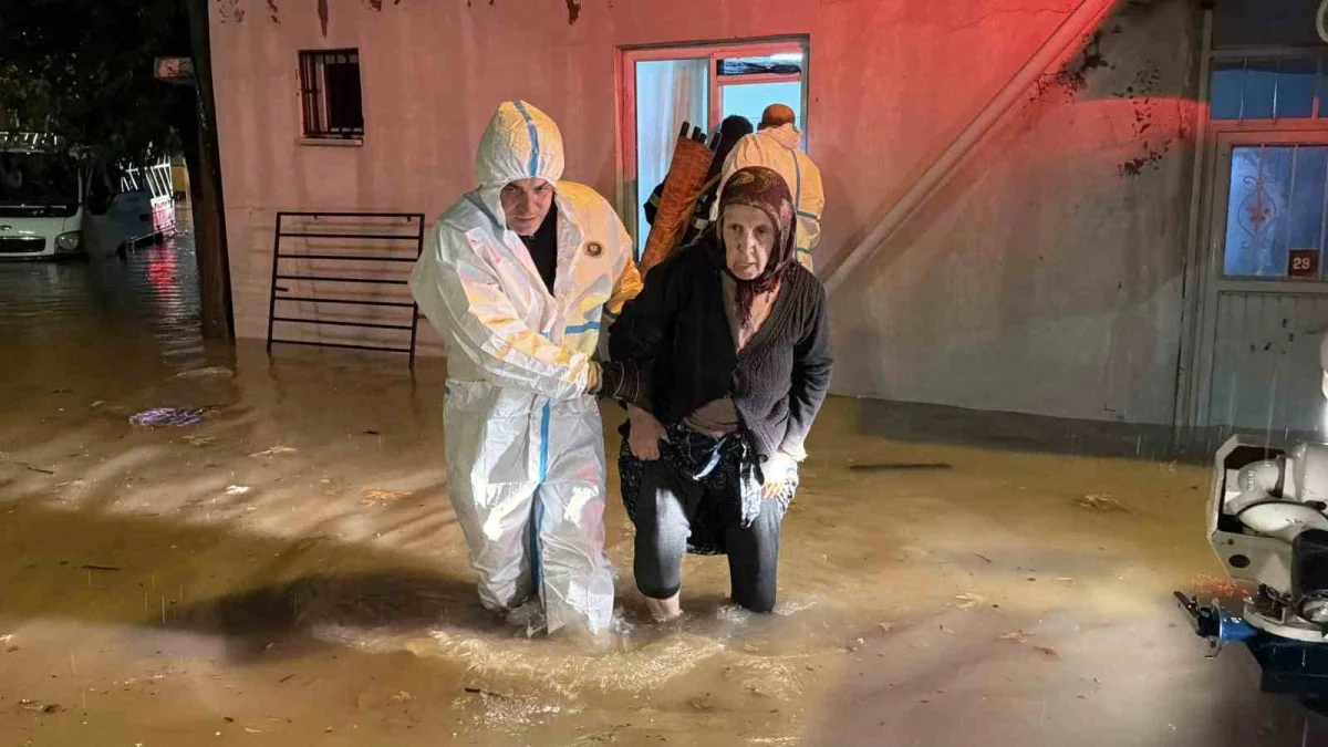Adıyaman'da su basan evde mahsur kalan iki yaşlı kadın pencereden kurtarıldı 3