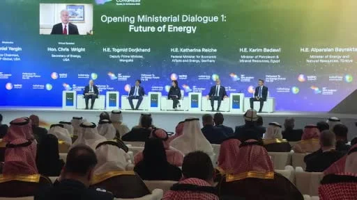 Enerji ve Tabii Kaynaklar Bakanı Alparslan Bayraktar, Suudi Arabistan'da gerçekleştirilen...