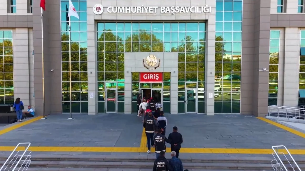 TEKİRDAĞ’IN SÜLEYMANPAŞA VE ÇORLU İLÇELERİNDE UYUŞTURUCU SATICILARINA YÖNELİK DÜZENLENEN EŞ...