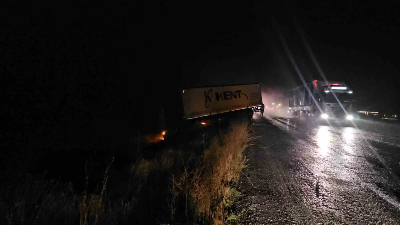 ADİLCEVAZ'DA YAĞIŞ KAZAYA NEDEN OLDU: TIR ŞARAMPOLE UÇTU