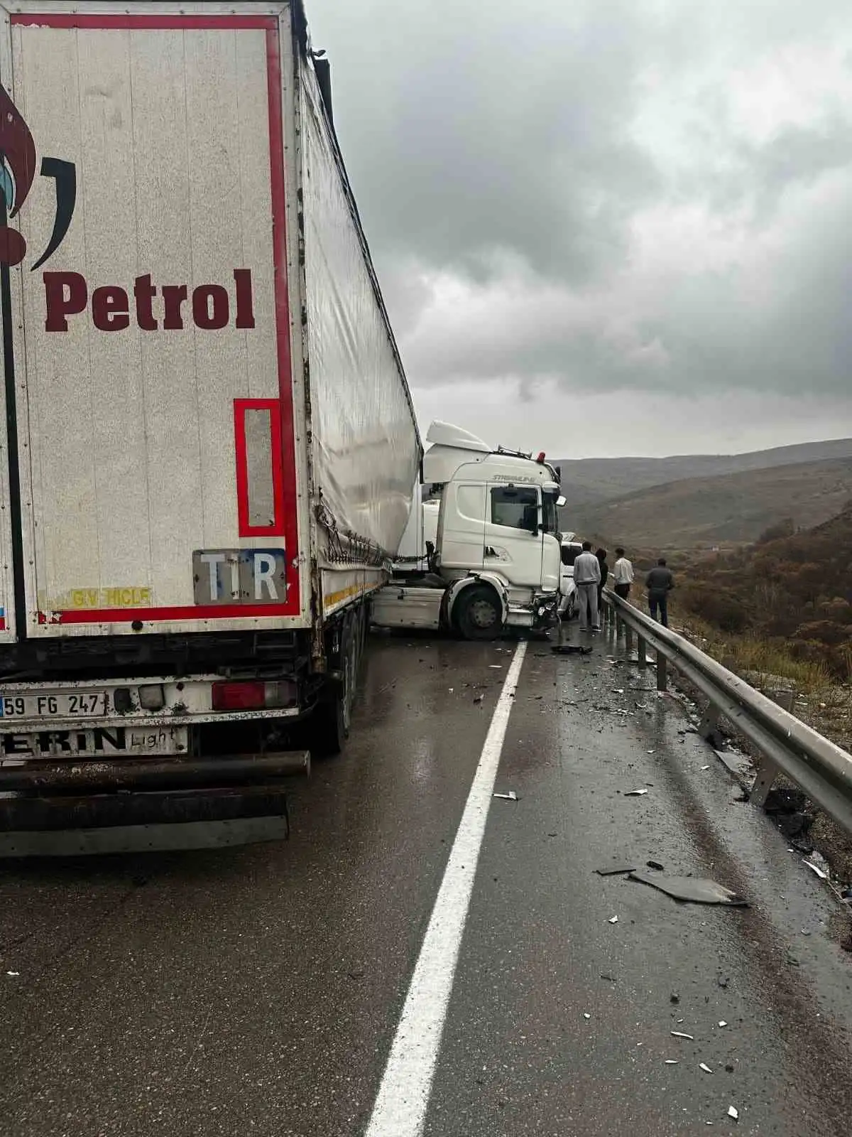 Aşkale'de zincirleme trafik kazası: 3 araç birbirine girdi 3