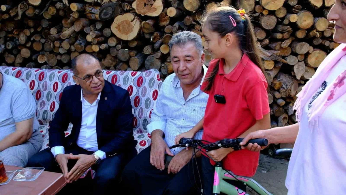 Saimbeyli'de Mahmut Dal sözünü tuttu: 10 yaşındaki İclal bisikletine kavuştu 3