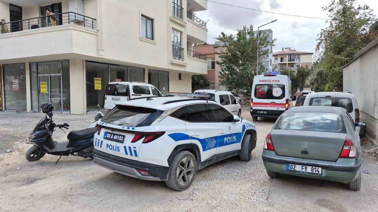 ADIYAMAN'DA KARDEŞLER ARASINDA ÇIKAN TARTIŞMANIN BIÇAKLI KAVGAYA DÖNÜŞMESİ SONUCU BİR KİŞİ...
