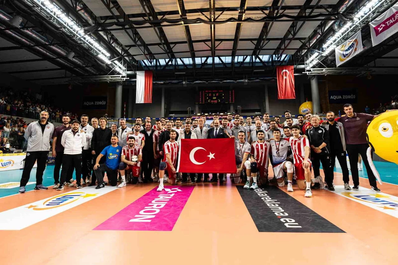 HALKBANK ERKEK VOLEYBOL TAKIMI, GİGANCİ SİATKOWKİ TURNUVASI’NIN ÜÇÜNCÜLÜK MAÇINDA SPOR TOTO’YU 3-2...