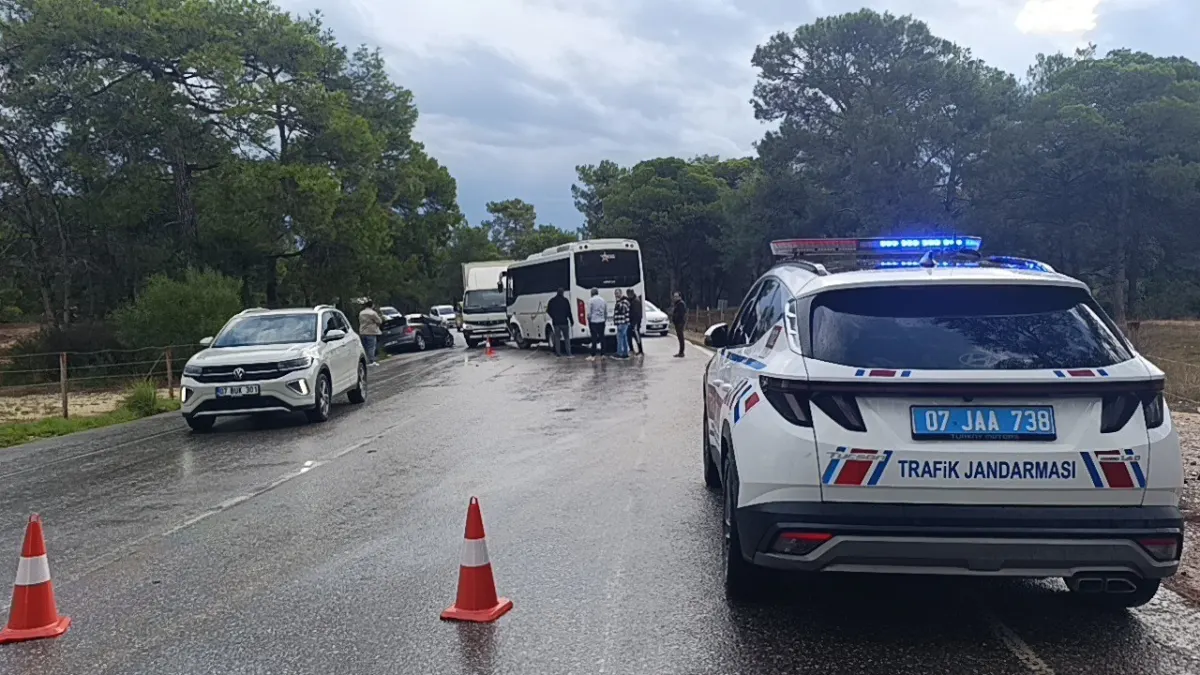 Antalya'da servis midibüsü ile otomobil çarpıştı: Sürücü araçta sıkıştı 5