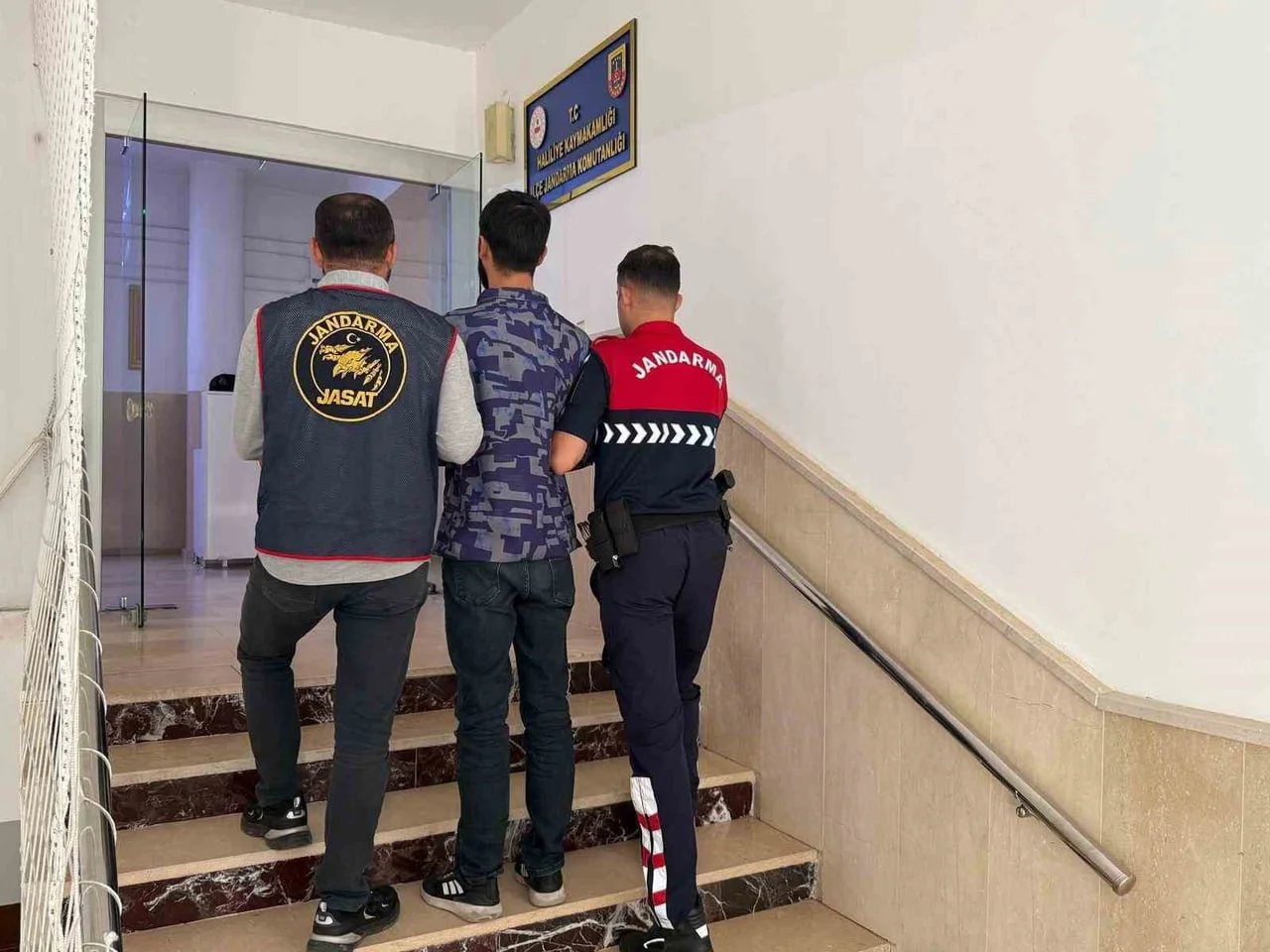 ŞANLIURFA'DA 5 YIL KESİNLEŞMİŞ HAPİS CEZASI BULUNAN HÜKÜMLÜ YAKALANDI