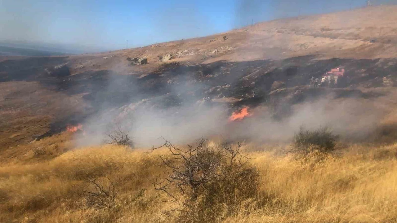 ÇANAKKALE’NİN BOZCAADA İLÇESİNDE OTLUK ALANDA ÇIKAN YANGIN EKİPLERİN MÜDAHALESİYLE KONTROL ALTINA...