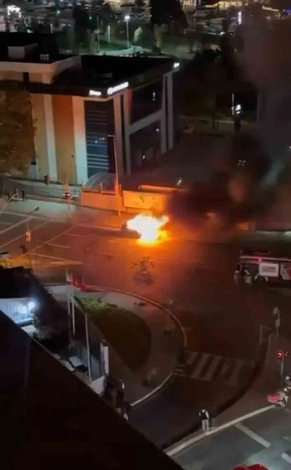 KAĞITHANE’DE BİR OTOMOBİLİN MOTOR KISMINDA BAŞLAYAN YANGIN ARABAYI KÜLE ÇEVİRDİ. YANGIN NEDENİYLE...