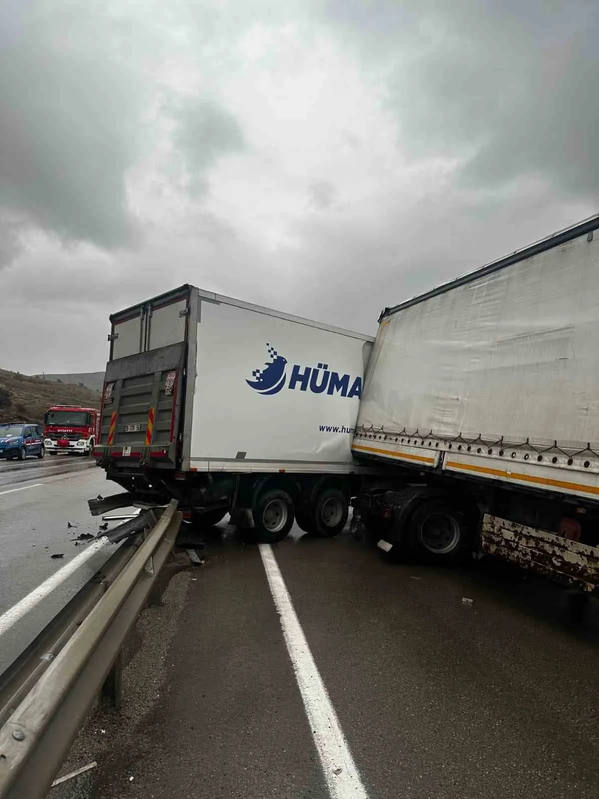 Aşkale'de zincirleme trafik kazası: 3 araç birbirine girdi 2