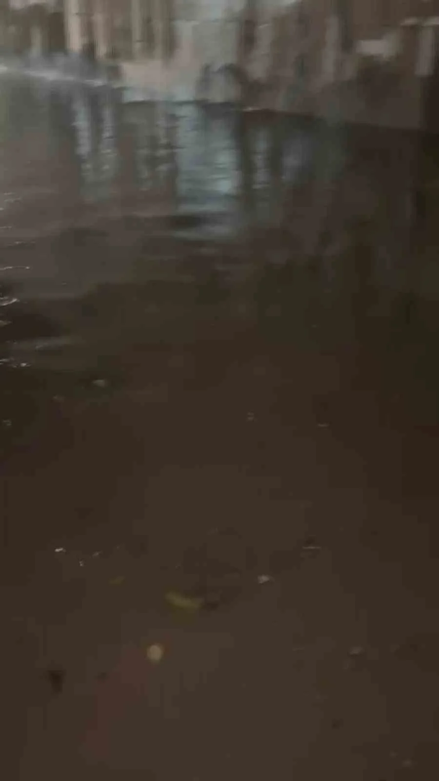Hatay'da sağanak yağış yolları göle çevirdi 3