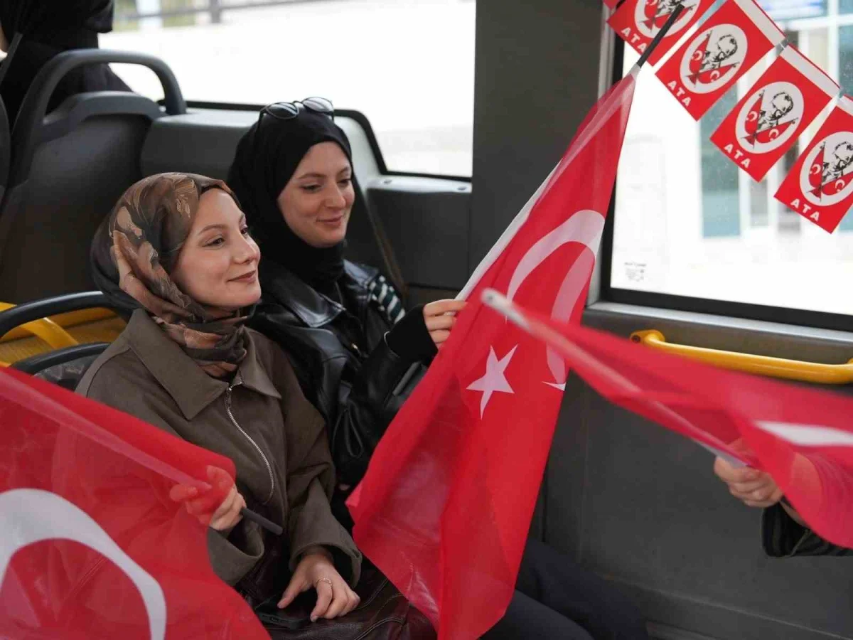 Düzce'de belediye otobüsünde yolculara 29 Ekim bando sürprizi 1