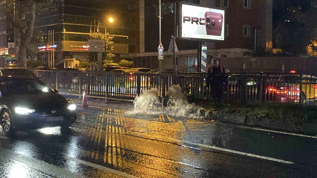 BEŞİKTAŞ NİSBETİYE CADDESİ’NDE ÇALIŞMA YAPAN EKİPLERİN ANA BORUYU PATLATMASI SONUCU ZİNCİRLİKUYU...