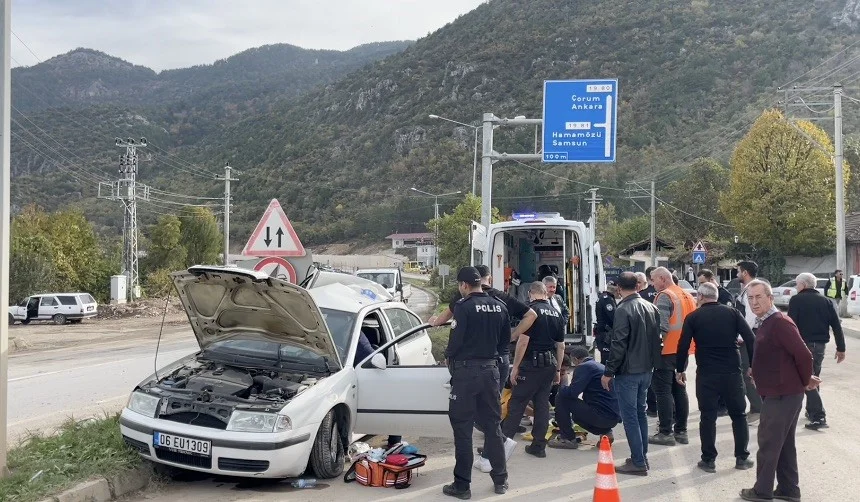 Çorum'da freni boşalan beton mikseri otomobile çarparak devrildi: 3 yaralı 4