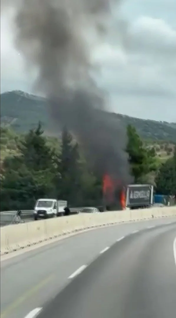 Hatay'da seyir halindeki tır alevlere teslim oldu 2